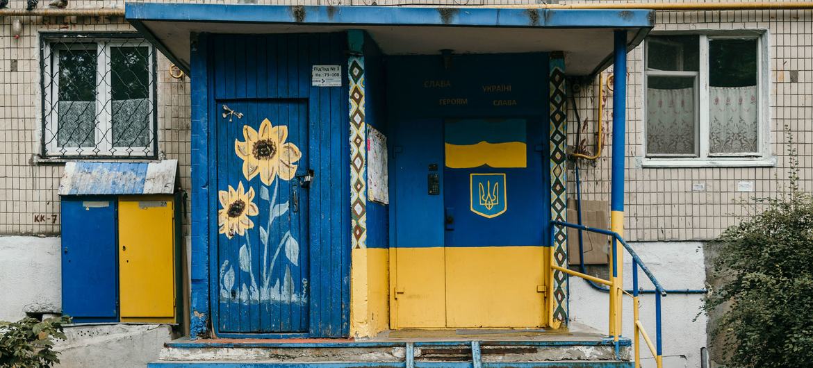 यूक्रेन की एक इमारत को सूरजमुखी के फूल और झण्डे के रंगों में पेंट किया गया है.