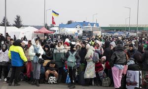 数十万乌克兰人在邻国波兰寻求安全。