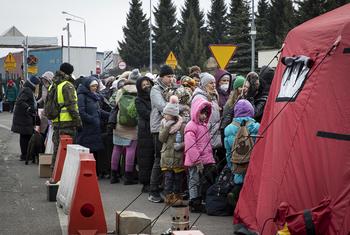يفرّ آلاف الأوكرانيين إلى الأمان في بولندا المجاورة.