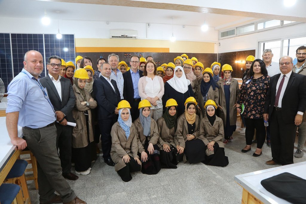 تدريب شابات وشبان في قطاع غزة على مهارات الطاقة النظيفة. د. إيمان عاشور في الوسط (2019).