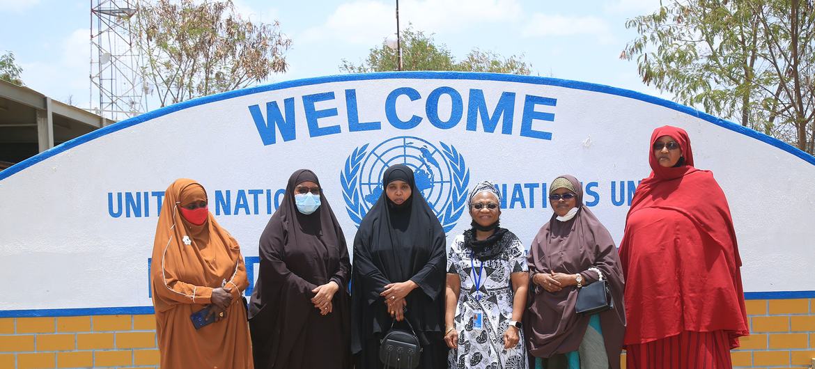 السيدة ديفان في صورة جماعية مع أعضاء جمعيات نسائية في الصومال