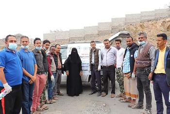 ارتفاع القباطي  هي أول امرأة تزيل مخلفات الحرب. تعز، اليمن.