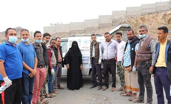 ارتفاع القباطي  هي أول امرأة تزيل مخلفات الحرب. تعز، اليمن.