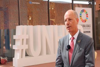 المفوض العام للأمم المتحدة لمعرض إكسبو دبي خلال حوار مع اخبار الأمم المتحدة من أمام ملتقى الأمم المتحدة في معرض إكسبو في دبي.