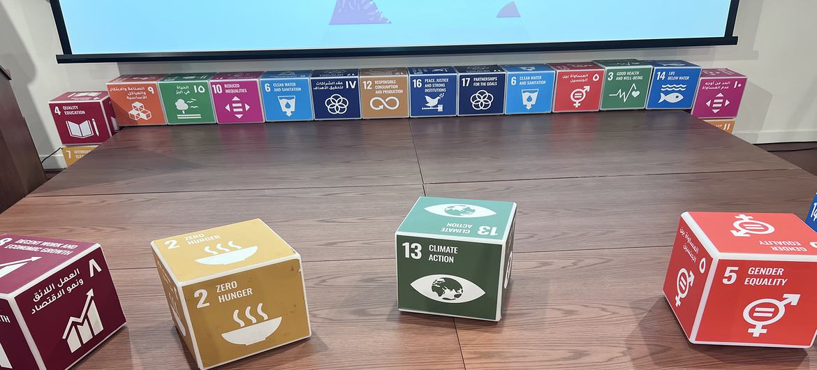 شعار أهداف التنمية المستدامة داخل ملتقى الأمم المتحدة في معرض إكسبو دبي.