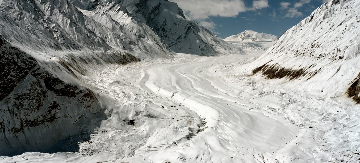 نهر جليدي جبلي يتقلص بسبب ارتفاع درجات الحرارة وانخفاض تساقط الثلوج في منطقة كارجيل، الهند.