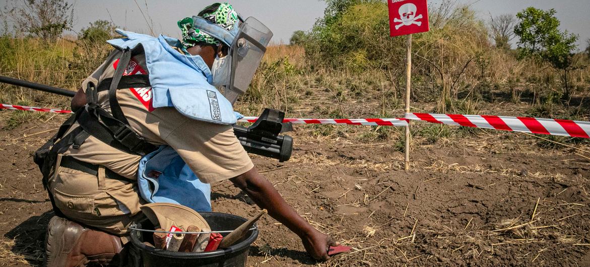 Un travailleur de l'UNMAS détecte une mine antichar, dans l'État d'Équatoria central, au Sud-Soudan.