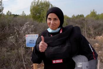 زينة صالح تخاطر بحياتها لتحقيق حلمها بجعل بلدها لبنان خالٍ من الألغام.