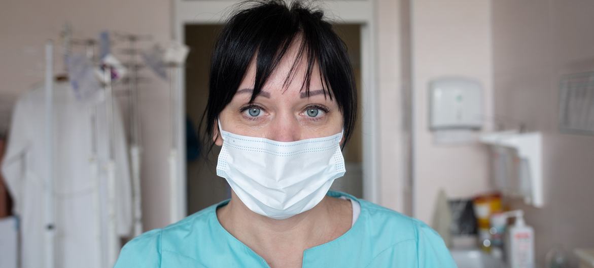 Несмотря на многочисленные трудности, украинские медики работают сообща и оказывают друг другу моральную поддержку. На фото: медсеста Института эпидемиологии, Киев, Украина. 