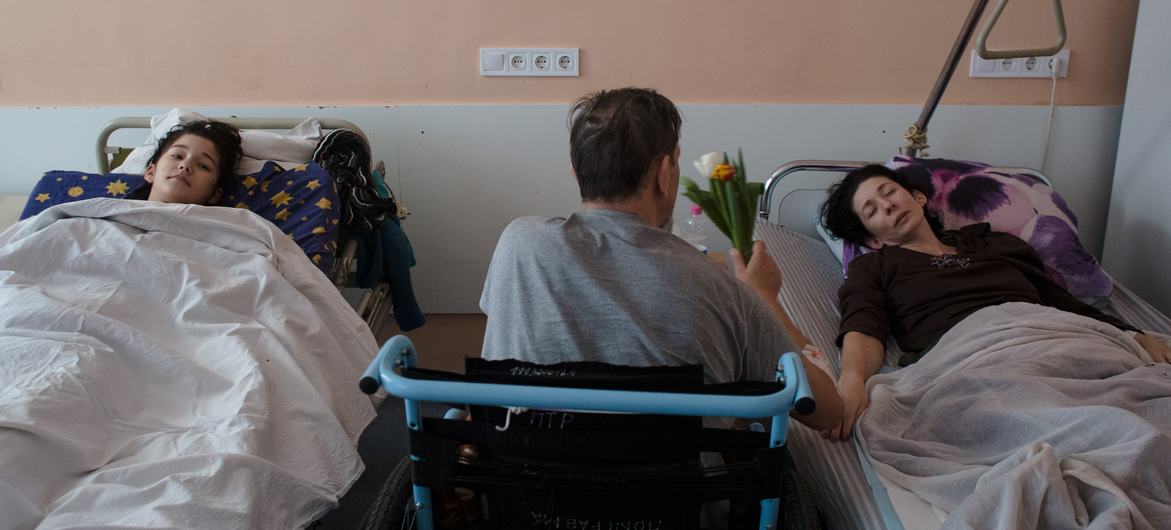 Patients dans un service médical de l'hôpital de Kyïv, en Ukraine.