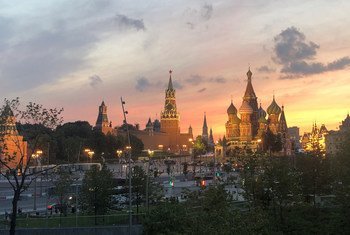 منظر لكرملين موسكو عند غروب الشمس في أحد أيام الصيف