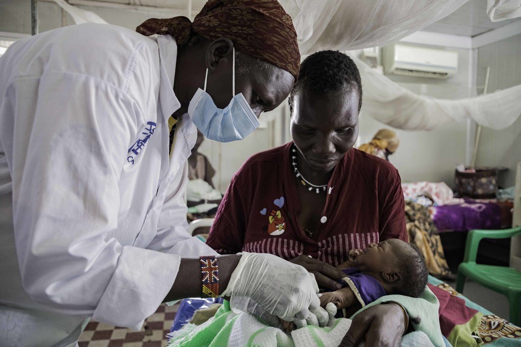طفل حديث الولادة يتلقى أول تطعيم له في عيادة تديرها المنظمة الدولية للهجرة داخل موقع حماية المدنيين في ملكال ، جنوب السودان.