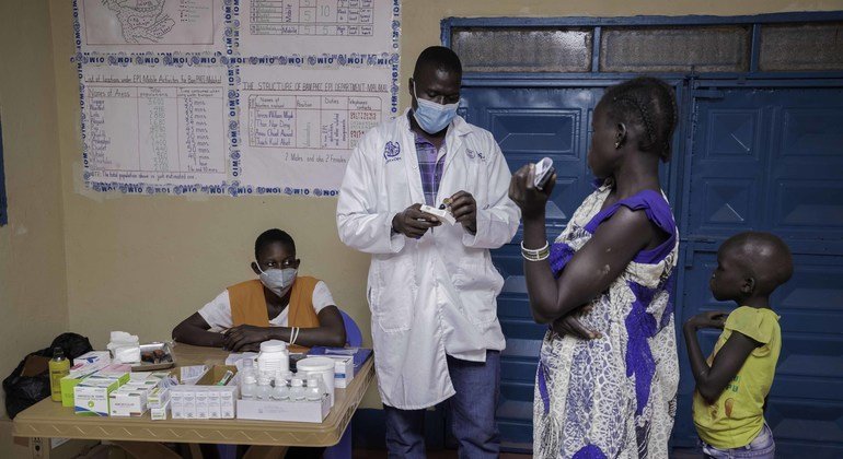 طبيب تابع للمنظمة الدولية للهجرة يقوم بوصف الدواء في عيادة الصحة الأولية التي تديرها المنظمة في بام، ملكال ، جنوب السودان.