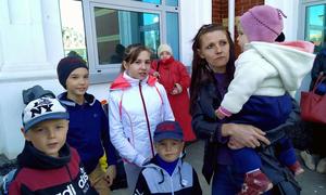 Une famille attendant d'être évacuée à la gare de Kramatorsk, en Ukraine (photo d'archives).