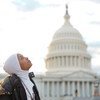童书作者、来自索马里的难民哈布索·穆罕默德第一次来到美国首都华盛顿，在国会大厦前留影。