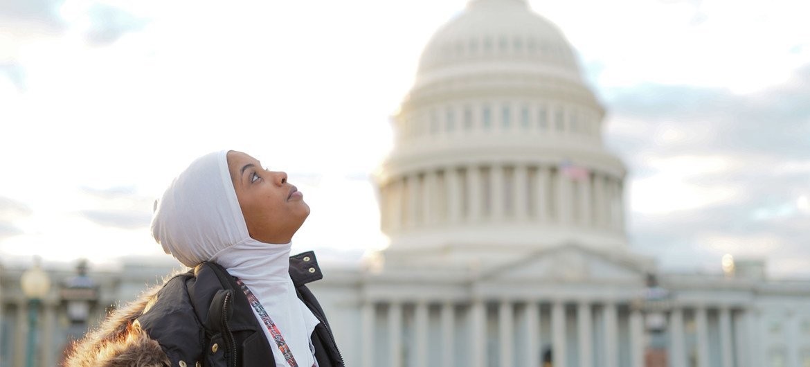 童书作者、来自索马里的难民哈布索·穆罕默德第一次来到美国首都华盛顿，在国会大厦前留影。