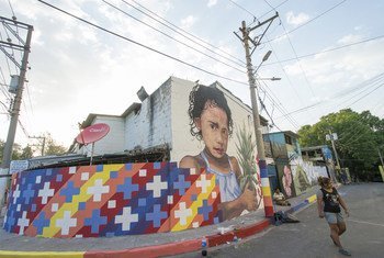 联合国粮食署"艺术联结"计划参与者在萨尔瓦多首都圣萨尔瓦多街头绘制的壁画。(2017年4月图片)