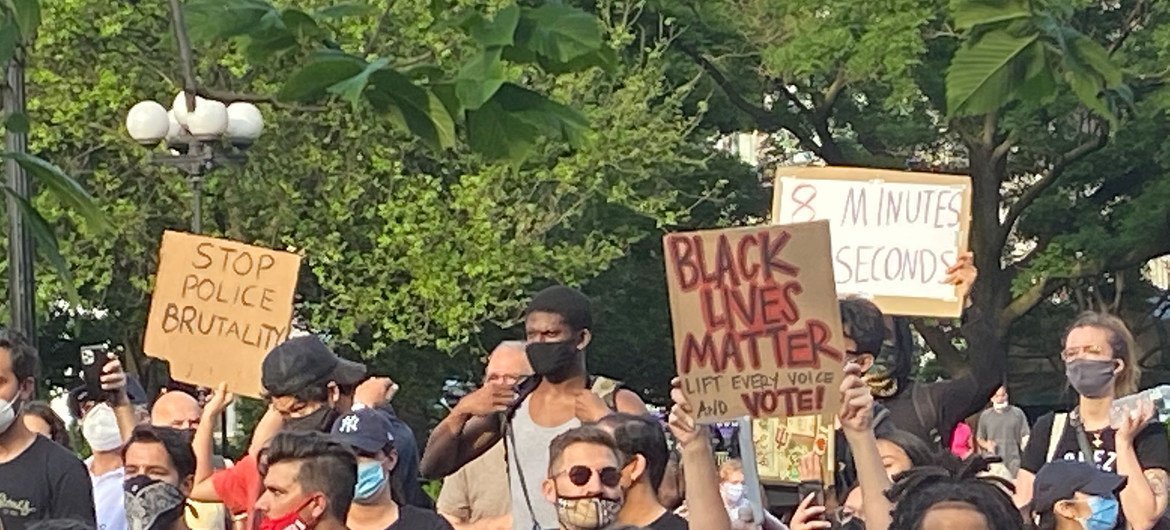 Manifestantes en una céntrica plaza de Nueva York protestando contra el racismo en Estados Unidos tras el asesinato en Mineápolis del ciudadano George Floyd por la policía de esa ciudad.