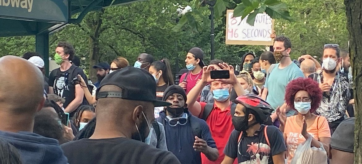 Des manifestants rassemblés à Union Square à New York pour demander justice et pour protester contre le racisme aux États-Unis après le meurtre de George Floyd