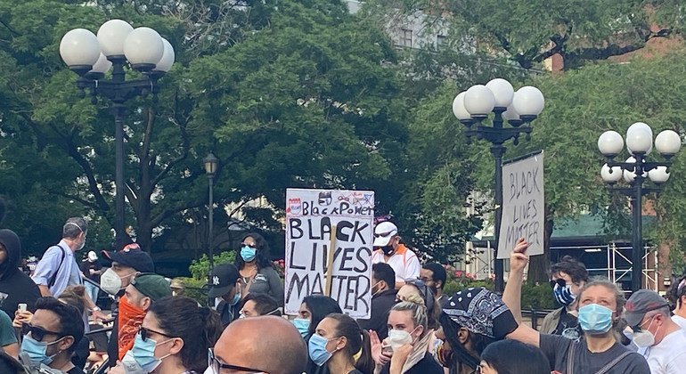 在乔治·弗洛伊德（George Floyd）因警察暴力执法去世后，抗议者聚集在纽约联合广场（Union Square），要求正义并抗议美国的种族主义。