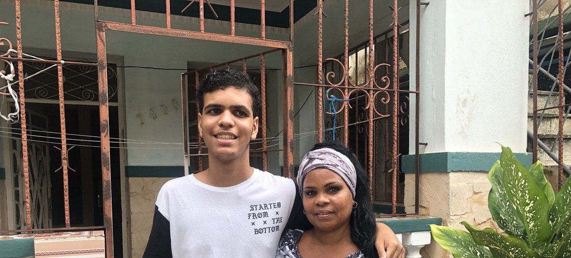 Clara López Baro con su hijo Jonathan Alvarez a la puerta de su casa en La Habana, donde están en cuarentena por las medidas de distanciamiento social debidas a la pandemia de COVID-19.