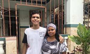 Clara López Baro con su hijo Jonathan Alvarez a la puerta de su casa en La Habana, donde están en cuarentena por las medidas de distanciamiento social debidas a la pandemia de COVID-19.
