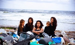 Ana Antillanca junto a los miembros de su ONG ha logrado limpiar más de tres toneladas de plástico de Punta Herradura, en Mahahual.