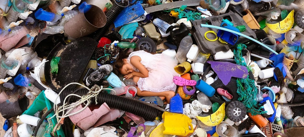 海洋垃圾给沿海社区带来经济困境，并对海洋生物和人类的健康产生负面影响。