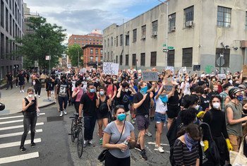 न्यूयॉर्क के ब्रुकलिन इलाक़े में पुलिस हिन्सा के विरोध में मार्च निकालते प्रदर्शनकारी.