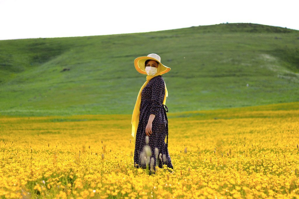 一名妇女在伊朗阿尔达比勒的田野里照相。