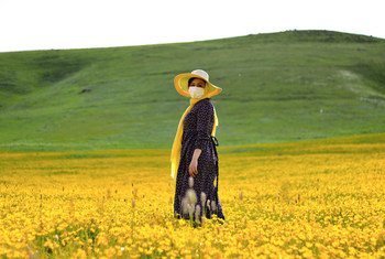 一名妇女在伊朗阿尔达比勒的田野里照相。