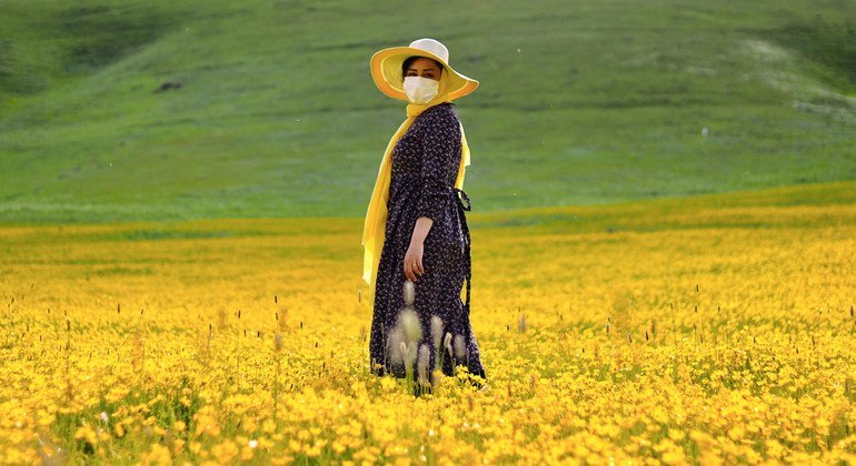 Une femme dans un champ à Ardabil, Iran.