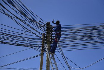 一名技术人员在索马里摩加迪沙的一个电缆上工作。