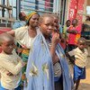 Une famille de déplacés internes arrive en camion chez des proches à Beni après avoir fui une attaque de milices armées contre leur village en Ituri, dans le nord-est de la République démocratique du Congo.