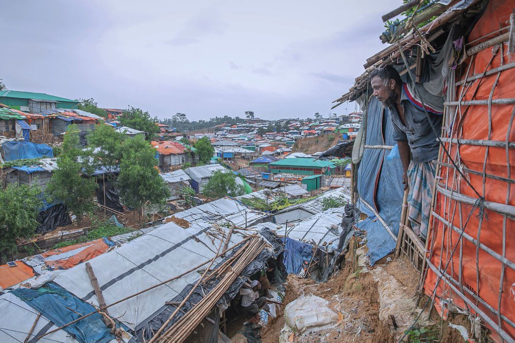 تعمل فرق المنظمة الدولية للهجرة مع أفراد المجتمع المضيف واللاجئين في كوكس بازار، وهي واحدة من أكثر المناطق المعرضة للكوارث في بنغلاديش، للاستعداد لموسم الرياح الموسمية والأعاصير القادمة.