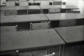 من الأرشيف: مكاتب وكراسي مدرسية في الفصل الدراسي. 