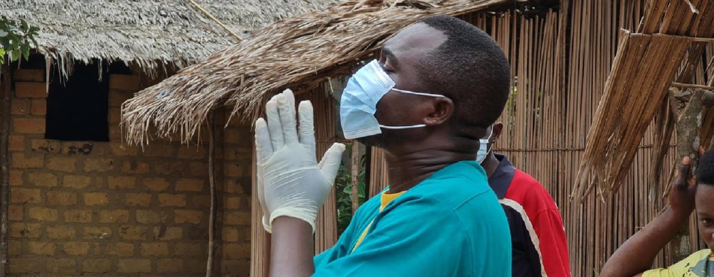 Un agent de santé de la zone de Motema Pembe se prépare à une décontamination des ménages à Mbandaka, en République démocratique du Congo.