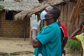 عامل صحي في منطقة موتيما بيمبي يستعد لتطهير منزل من تلوث فيروس إيبولا في مبانداكا، جمهورية الكونغو الديمقراطية.