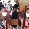Duas jovens aguardam para serem vacinadas em Cabo Verde