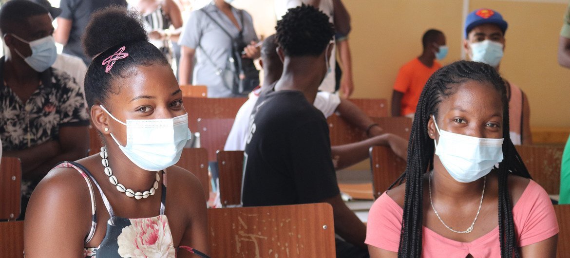 Duas jovens aguardam para serem vacinadas em Cabo Verde