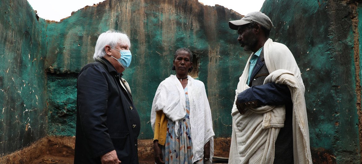 El coordinador de ayuda humanitaria, Martin Griffiths (izquierda) habla con una pareja cuya casa fue destruida en Hawzen, Tigray.