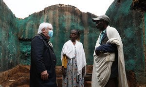 مارتين غريفيثس، منسق الشؤون الإنسانية في الأمم المتحدة (إلى اليسار) يلتقي بعائلة دمر منزلها في هاوزين، تيغراي.