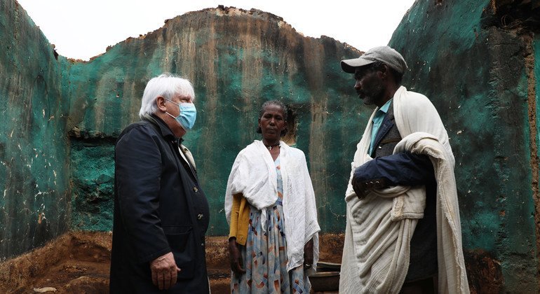 مارتين غريفيثس، منسق الشؤون الإنسانية في الأمم المتحدة (إلى اليسار) يلتقي بعائلة دمر منزلها في هاوزين، تيغراي.
