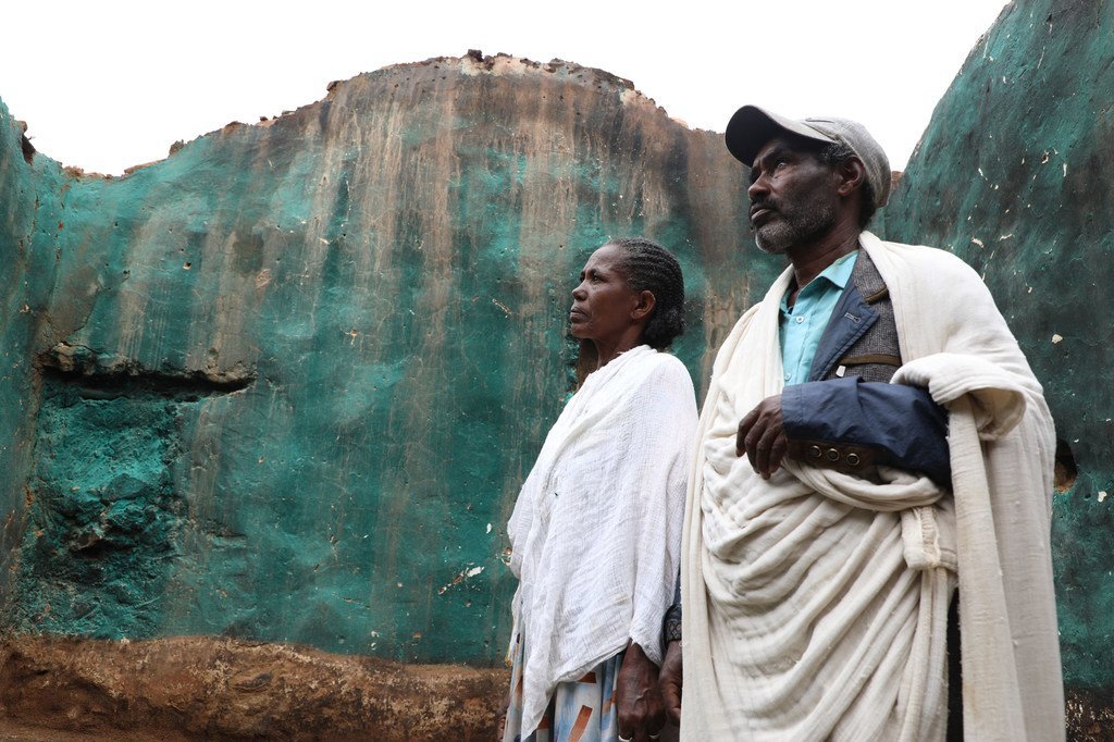 زوجان إثيوبيان يعودان إلى منزلهما في هاوزين، تيغراي، والذي تعرض للنهب والتدمير نتيجة الصراع في المنطقة.