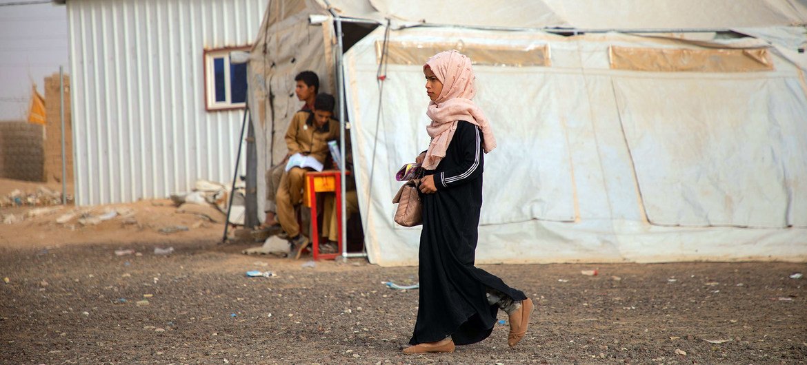 यमन में, गृह युद्ध के कारण, लाखों लोगों को अपने घर छोड़कर, अस्थाई शिविरों में रहने के लिये मजबूर होना पड़ा है.