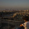 Un jeune Libanais regarde la zone des explosions du port de Beyrouth, jeudi 6 août 2020.