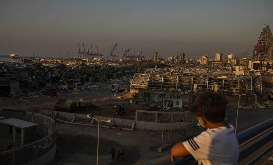 Um jovem libanês observa a área das explosões do Porto de Beirute