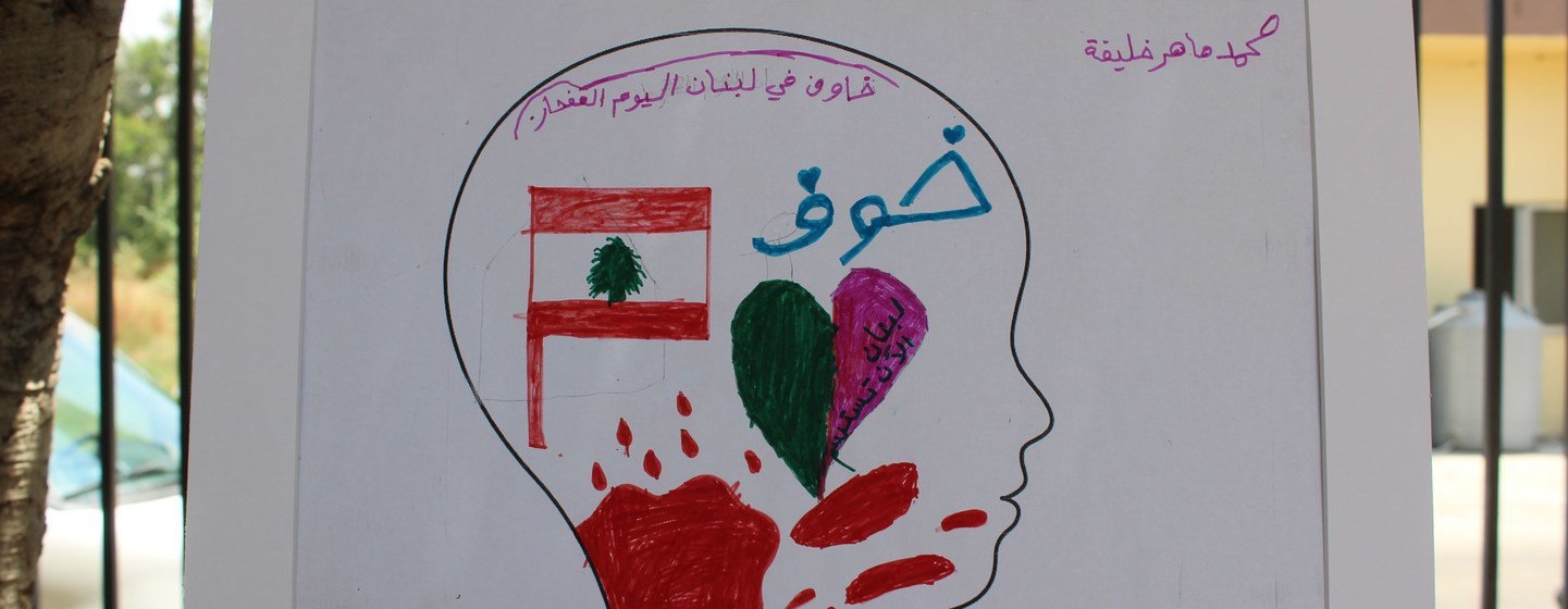  Des dessins d'enfants un an après l'explosion de Beyrouth. Un jeune Libanais regarde la zone des explosions du port de Beyrouth, jeudi 6 août 2020.