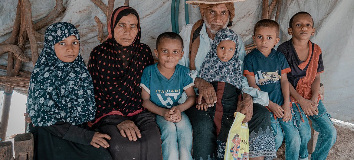 أسرة يمنية تعيش في مخيم للنازحين داخليا بعد أن استهدفت غارات سكنية بلدتهم وقتلت اثنين والأطفال.