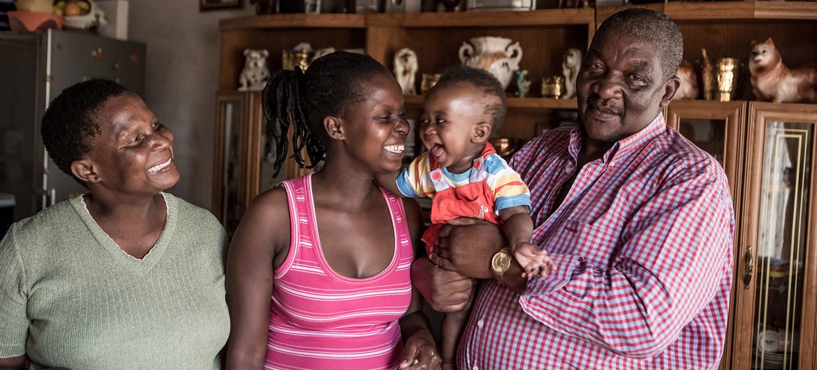 هنگامی که نونهالا 29 ساله متوجه شد که هم حامله و هم HIV مثبت است، ترسید، اما با درمان ضد رتروویروسی و شیردهی بی وقفه، پسر شش ماهه او، انسور، سالم و عاری از HIV است. 